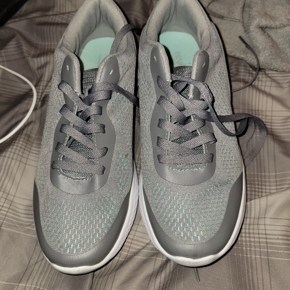 NWOT WOMAN SNEAKERS